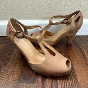 COCLICO Posey Tan Suede T-Strap Peep Toe Heels Shoes Size 37.5 Spain US 7-7.5